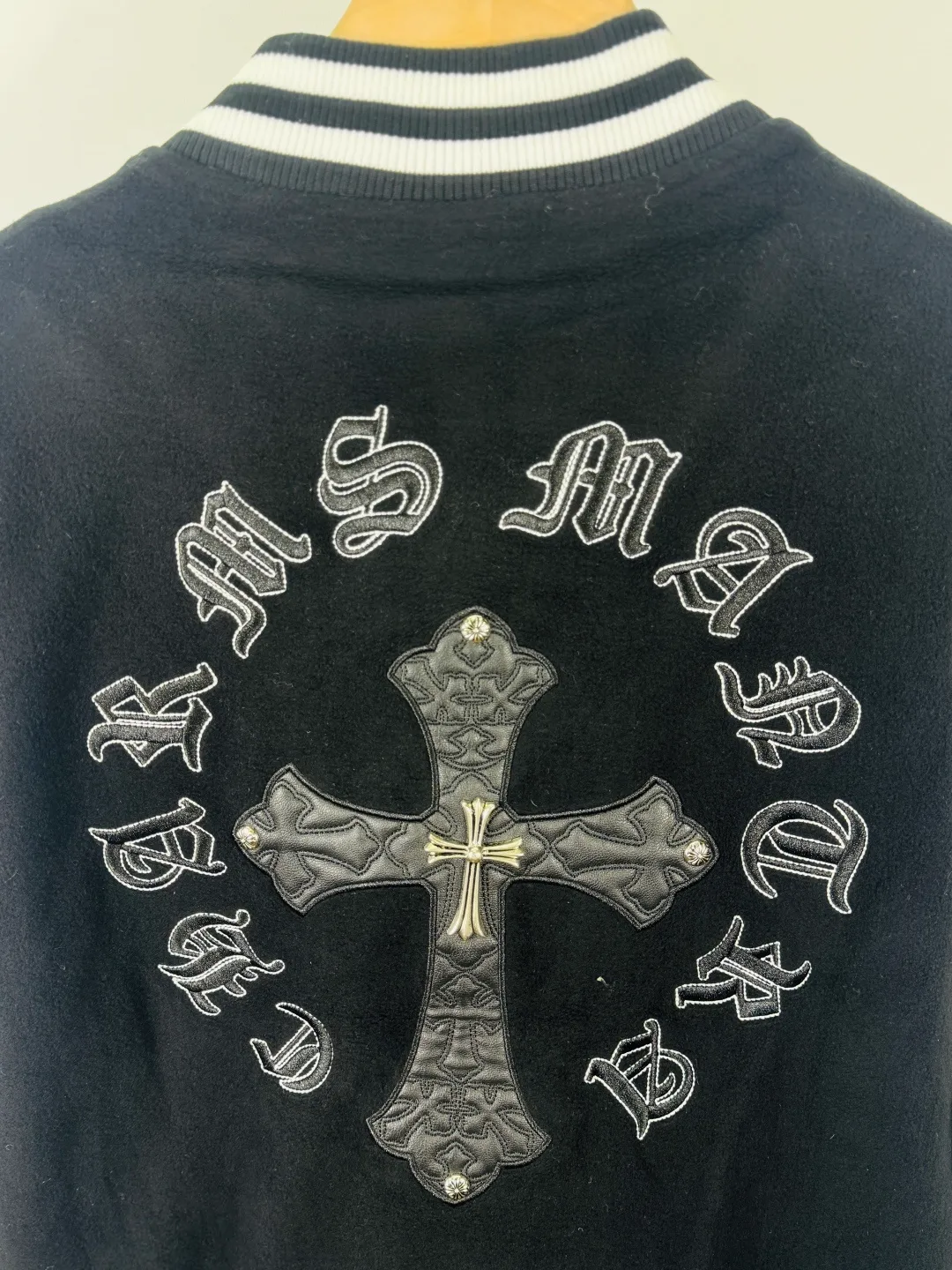P520 top version 🐮 Real shot without P, ​​different from market products] Chrome Hearts 🍁Winter clothing is coming🍁 Sanskrit cross woolen leather sleeves spliced ​​baseball embroidered cotton jacket, heavy embroidery ➕ both sleeves and whole leather, counter synchronization, heavy industry! ! Customized version of thickened woolen fabric, silk lining, customized version of hardware, not the ordinary version on the market! ! Recommended color: wool with leather Code numbers: S, M, L, XL
